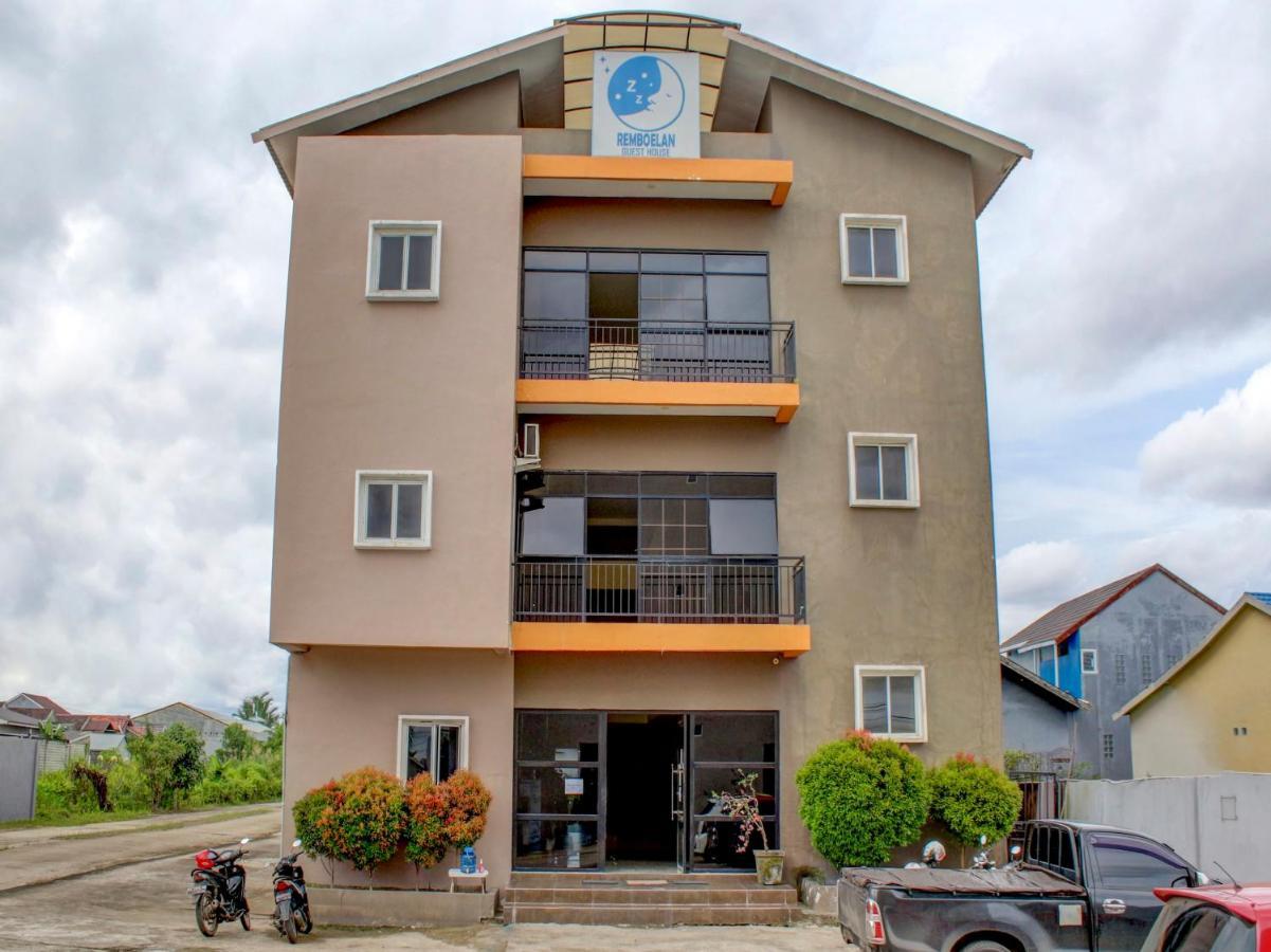 Oyo 90162 Remboelan Guest House Sungai Lutus ภายนอก รูปภาพ